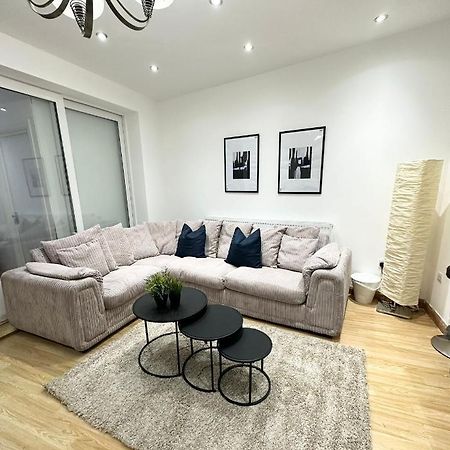 Modern Room In Spacious Home Londýn Exteriér fotografie