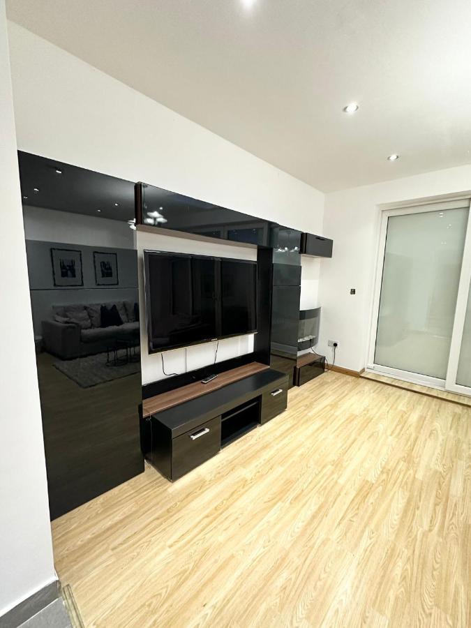 Modern Room In Spacious Home Londýn Exteriér fotografie