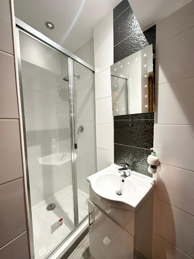 Modern Room In Spacious Home Londýn Exteriér fotografie